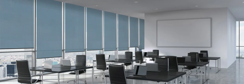 Stijlvolle binnenzonwering in modern interieur met natuurlijke lichtinval en warme uitstraling.