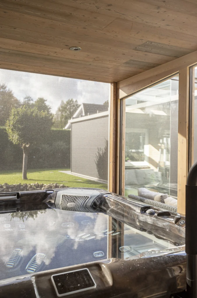 Moderne woning in Etten-Leur met stijlvolle screens en zonwering voor extra comfort en privacy.