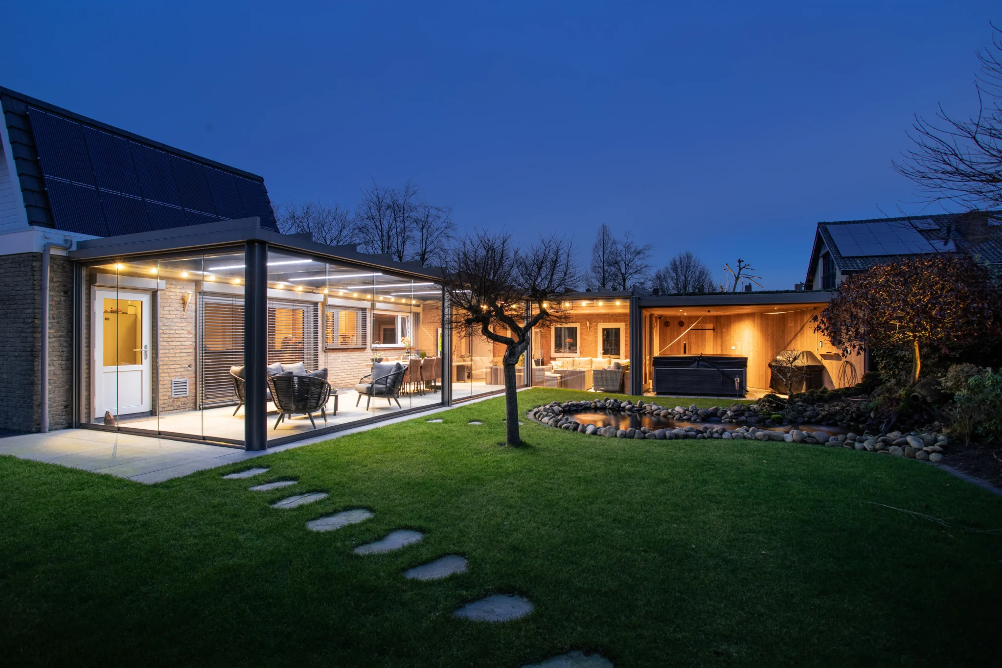 Moderne woning in Etten-Leur tijdens de avond met stijlvolle screens en sfeervolle verlichting binnen.