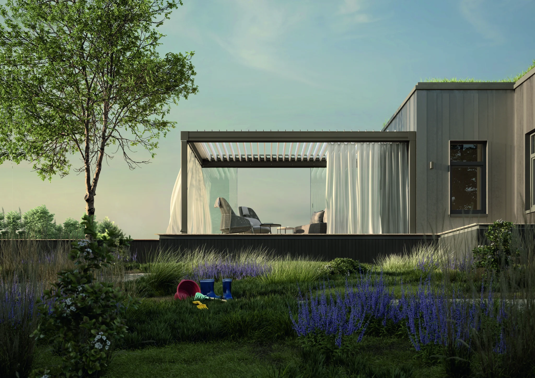 Moderne terrasoverkapping met lamellendak, glazen wanden en witte gordijnen in een groene tuin.