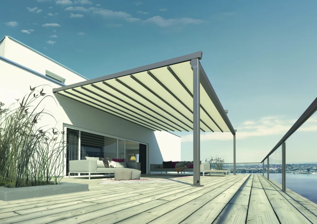 Modern dakterras aan het water met pergola zonwering, loungeset en houten vlonder. | Zonwering.nl